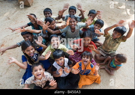 Gruppe von indischen Dorfkinder sitzen, lachen, winken und Spaß in Indien Stockfoto