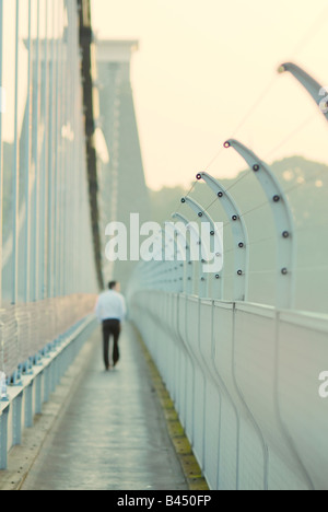 de-fokussierten atmosphärischen Schuss von dem Fußgängerweg über Clifton Suspension Bridge in Bristol. Stockfoto