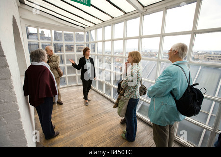 UK Schottland Glasgow School of Art innen Besucher auf geführten Tour in die Henne Run Stockfoto