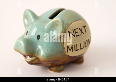 Studio Stil Foto von einem kleinen Sparschwein Spardose mit den Worten 'nächste million' auf der Seite. Stockfoto