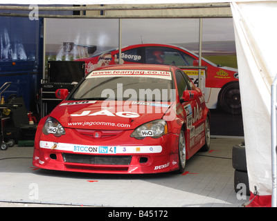 BTCC 08, John George TH Motorsport/JAG Honda Integra Auto in Garage auf Croft Circuit. Stockfoto