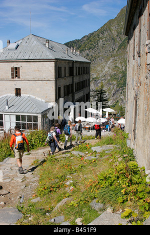 Wanderer kommen am Montenvers - Mer de Glace in der Nähe von Chamonix in den französischen Alpen. Stockfoto