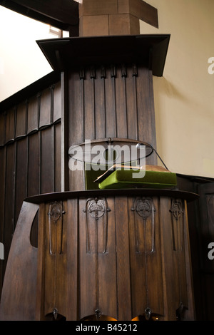 UK Schottland Glasgow Queens Kreuz Kirche Charles Rennie Mackintosh entwarf geschnitzt Eiche Kanzel Stockfoto