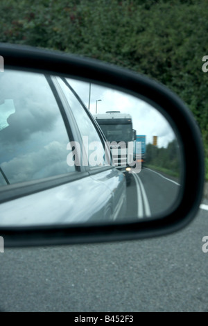Der Blick aus dem Spiegel der Fahrer eines LKW. Stockfoto