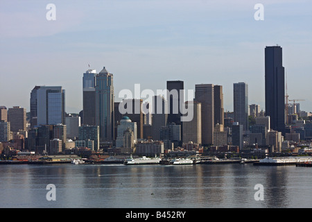 Die Innenstadt von Seattle, Washington, Skyline, mit Reflexionen von den Wolkenkratzern in den Gewässern von Elliot Bay. Stockfoto