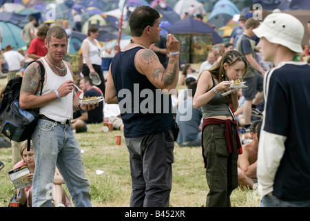 Nudeln essen.  Eine breite Auswahl an Speisen ist aus mehr als 100 Stände zur Verfügung. Glastonbury Music Festival 2003 Held in Somerset, Großbritannien Stockfoto