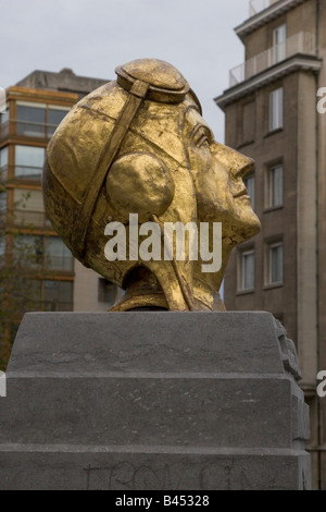 Denkmal für Jean Michel de Selys Longchamp, belgische geboren RAF-Pilot, der ein Solo Angriff auf Gestapo-Hauptquartier in Brüssel im zweiten Weltkrieg Stockfoto