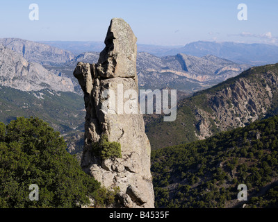 Einem mächtigen Kalkfelsen an der Ostküste Sardiniens in der Nähe von Golfo di Orosei Stockfoto