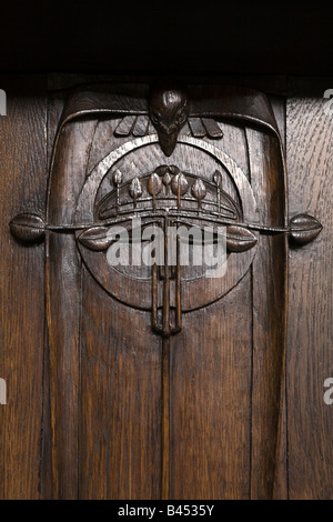 UK Schottland Glasgow Queens Kreuz Kirche Charles Rennie Mackintosh entwarf geschnitzt Eiche Kanzel detail Stockfoto