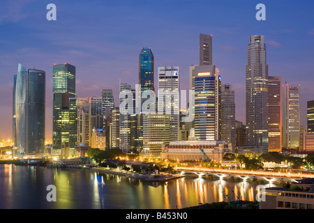 Skyline von Singapur betrachtet in der Morgendämmerung Stockfoto