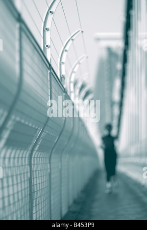 Monotone blau getönt, de-konzentrierte Atmosphäre Schuss von dem Fußgängerweg über Clifton Suspension Bridge in Bristol. Stockfoto