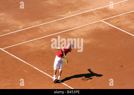 Welt Nr. 1 Tennisspieler Rafael Nadal im ersten Spiel des Jahres 2008 dient Davis-Cup-Halbfinale Spiel gegen USA Spieler Sam Querrey Stockfoto