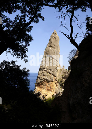 Einem mächtigen Kalkfelsen an der Ostküste Sardiniens am Golfo di Orosei Stockfoto