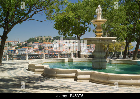 Springbrunnen auf dem Bairro Alto Lissabon Miradouro de Sao Pedro de Alcantara. Das Schloss von Sao Jorge in der Ferne Stockfoto