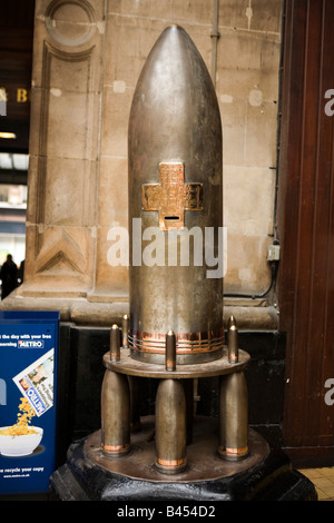 UK Schottland Glasgow Central Railway Station Krankenhaus für kranke Kinder Charity Box aus Artilleriegranaten gefertigt Stockfoto