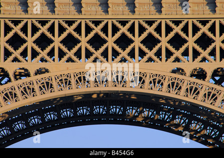 Detail der Eiffelturm Bogen Eisenkonstruktion Stockfoto