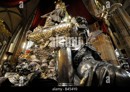 Das reich verzierte Silber Grab des Johannes Nepomocene, innen St Vitus Cathedral in der Pragerburg zusammengesetzte, Tschechische Republik Stockfoto