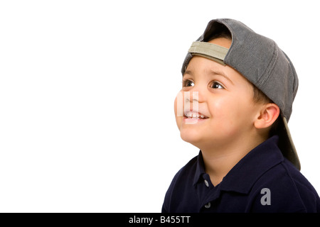 Junge Latino Boy mit Baseballmütze Stockfoto