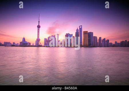 China Shanghai Financial Skyline über den Huangpu-Fluss vom Bund angesehen Stockfoto