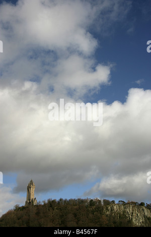 Stadt Stirling, Schottland. Fernsicht auf John Thomas Rochead entworfen National Wallace Monument auf dem Gipfel des Abbey Craig. Stockfoto