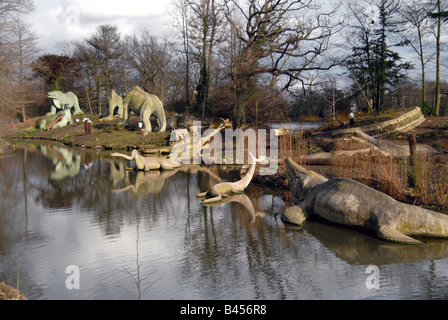 Die Dinosaurier-Skulpturen im Jahre 1854 gebaut wurden, an einem See in Dinosaur Gericht, Crystal Palace Park, London, UK Stockfoto