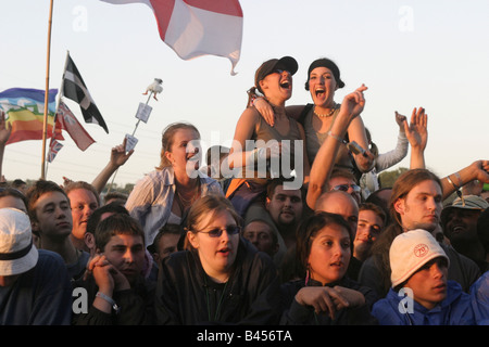 Menschenmassen beobachten David Grey auf der Pyramide durchführen inszenieren Glastonbury Music Festival 2003 Held in Somerset, Großbritannien Stockfoto