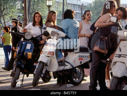 Junge Frauen im City Center in Sevilla Andalusien Spanien Stockfoto