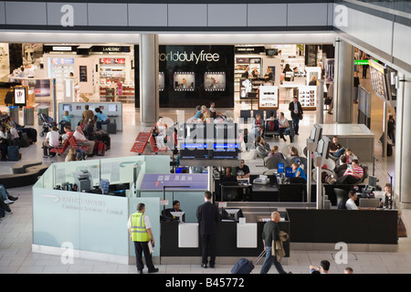 Menschen in London Heathrow British Airways Abflughalle in Terminal 5 Gebäude mit Duty-free-Shops in England Großbritannien Großbritannien Stockfoto