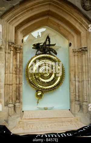 £ 1 m Cambridge clock am Corpus Christi College Library vorgestellt von Professor Stephen Hawkins mit Erfinder Dr. John Taylor von Bertram Engineering gemacht Stockfoto