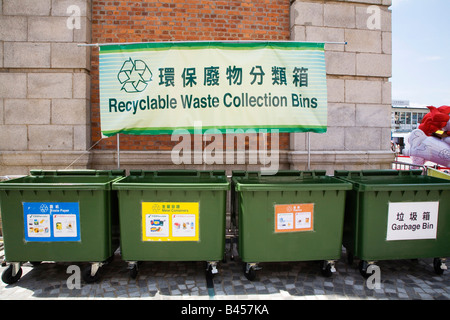 China, Hong Kong, Zeile der Müllcontainer Stockfoto
