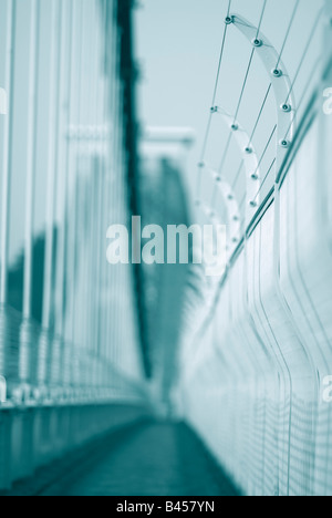 Monotone blau getönt, de-konzentrierte Atmosphäre Schuss von dem Fußgängerweg über Clifton Suspension Bridge in Bristol. Stockfoto