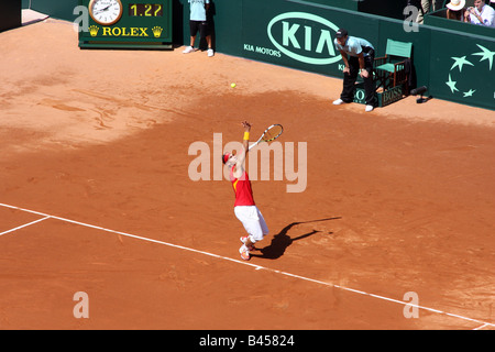 Welt Nr. 1 Tennisspieler Rafael Nadal im ersten Spiel des Jahres 2008 dient Davis-Cup-Halbfinale Spiel gegen USA Spieler Sam Querrey Stockfoto