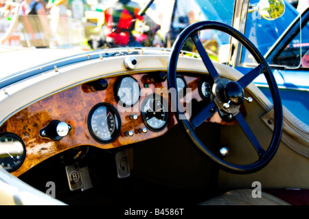 Innere des klassischen Bentley zeigt Holz-Armaturenbrett-Lenkrad und Instrumente Stockfoto