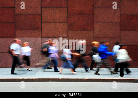 MENSCHEN ZU FUß AUF ADAMS ST IN DOWNTOWN CHICAGO ILLINOIS USA WÄHREND DER HAUPTVERKEHRSZEIT AM NACHMITTAG Stockfoto