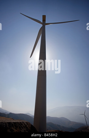 Wind trieb stromerzeugende Propeller bis auf Türmen. Stockfoto