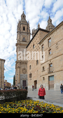Haus der Muscheln Casa de Las Conchas Salamanca Spanien und die Universidad Pontificas oder katholische Jesuiten-Universität Stockfoto