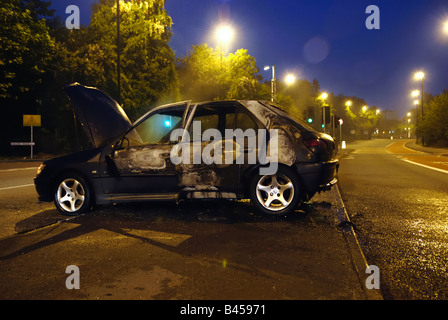 Auto von der Polizei in den frühen Stunden des Morgens besucht ausgebrannt Stockfoto