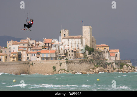 Antibes, Frankreich Schloss Grimaldi, Kite-Surfer im Vordergrund Stockfoto