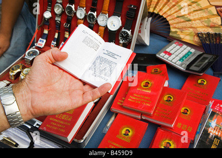 China, Mannes Hand hielt Mao Fibel Stockfoto