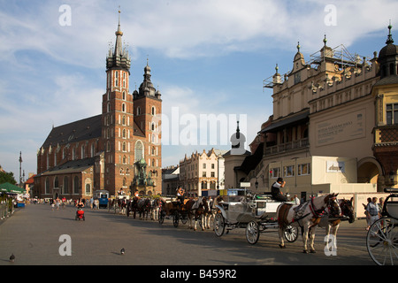 Str. Marys Kirche auf dem Marktplatz mit Pferd gezogenen Kutschen Stockfoto