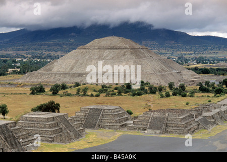 Tempel am Plaza De La Luna mit Piramide del Sol in Ferne in Teotihuacan, Mexiko Stockfoto