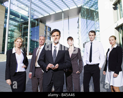 Deutschland, Baden-Württemberg, Stuttgart, Geschäftsleute stehen Seite an Seite Stockfoto