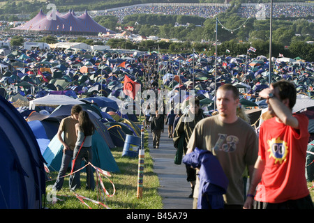 Landschaft eines Teils des Festivalortes mit Blick auf einen der Campingplätze auf Pennard Hill zum Dance Tent. Stockfoto