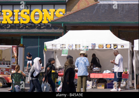 Menschen beim Einkaufen Acton Markt W3 London Vereinigtes Königreich Stockfoto