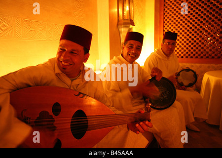 Arabische Musiker spielen im Speisesaal ein fünf Sterne Hotel in Marrakesch, Marokko Stockfoto