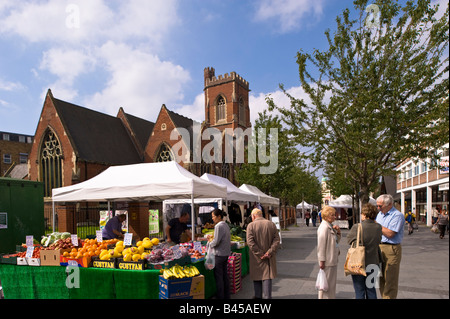 Menschen beim Einkaufen Acton Markt W3 London Vereinigtes Königreich Stockfoto