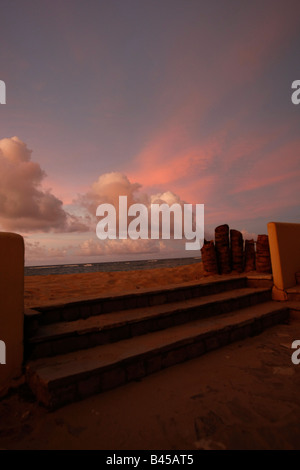 Treppe zum Strand Sonnenuntergang in der Dominikanischen Republik Stockfoto