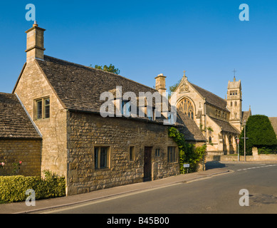 Park-Straße in Richtung der Pfarrei Kirche St. Catharine anzeigen Stockfoto