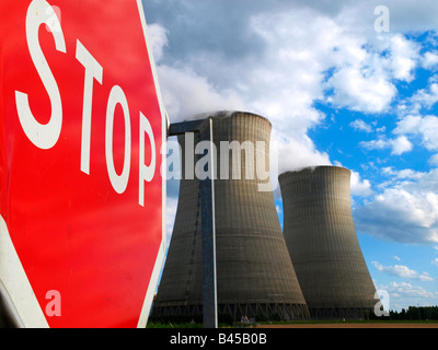 Atomkraftwerk im Loire-Tal in der Nähe von Benne Ouzover Sur Loire, Frankreich Stockfoto