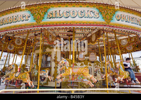 England Großbritannien traditionellen Merry go Round Karussellfahrt mit Pferden Stockfoto